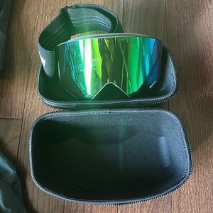 Snowboard goggles